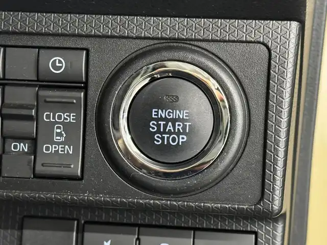 ダイハツ タント ファンクロス 三重県 2023(令5)年 1.7万km ブラックマイカメタリック/サンドベージュメタリック ガソリン/FF/インパネCVT/ストラーダ 7インチ ワイドナビ CN-R300WD/（FM/AM/CD/DVD/iPod/USB/MEMORY MUSIC/SD/TV/VTR/HDMI）/【OP】パノラマモニター/両側パワースライドドア（開閉予約機能付）/スマートアシスト/・衝突回避支援ブレーキ機能（対車両・対歩行者（昼夜））/・衝突警報機能（対車両・対歩行者（昼夜）/・ブレーキ制御付誤発進抑制機能（前方・後方）/・車線逸脱抑制制御機能/・車線逸脱警報機能/・路側逸脱警報機能/・ふらつき警報/・コーナーセンサー（フロント2個／リヤ4個）/・標識認識機能（進入禁止/最高速度/一時停止）/など/装備/・シートヒーター（D/N）/・ルーフレール/・オートエアコン/・電子パーキングブレーキ&ブレーキホールド機能/・オートライト/・LEDヘッドランプ/・LEDフロントフォグランプ/・プッシュスタート/・ステアリングスイッチ/・純正14inAW/・保/取/・スマートキーx1/など