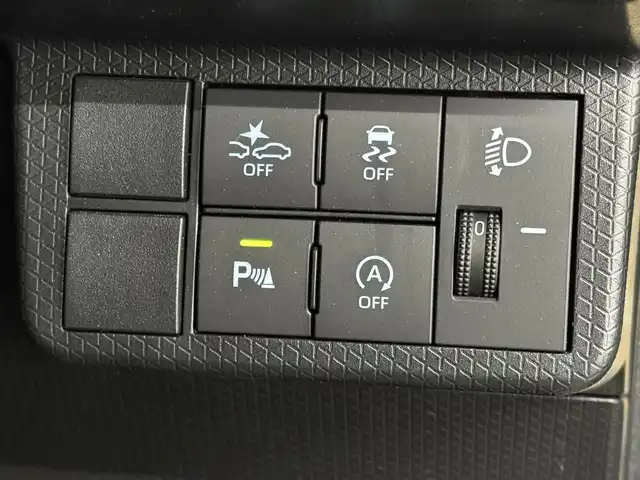 ダイハツ タント ファンクロス 三重県 2023(令5)年 1.7万km ブラックマイカメタリック/サンドベージュメタリック ガソリン/FF/インパネCVT/ストラーダ 7インチ ワイドナビ CN-R300WD/（FM/AM/CD/DVD/iPod/USB/MEMORY MUSIC/SD/TV/VTR/HDMI）/【OP】パノラマモニター/両側パワースライドドア（開閉予約機能付）/スマートアシスト/・衝突回避支援ブレーキ機能（対車両・対歩行者（昼夜））/・衝突警報機能（対車両・対歩行者（昼夜）/・ブレーキ制御付誤発進抑制機能（前方・後方）/・車線逸脱抑制制御機能/・車線逸脱警報機能/・路側逸脱警報機能/・ふらつき警報/・コーナーセンサー（フロント2個／リヤ4個）/・標識認識機能（進入禁止/最高速度/一時停止）/など/装備/・シートヒーター（D/N）/・ルーフレール/・オートエアコン/・電子パーキングブレーキ&ブレーキホールド機能/・オートライト/・LEDヘッドランプ/・LEDフロントフォグランプ/・プッシュスタート/・ステアリングスイッチ/・純正14inAW/・保/取/・スマートキーx1/など