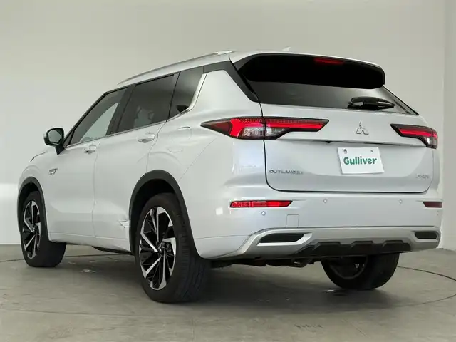 三菱 アウトランダー ＰＨＥＶ P 愛知県 2022(令4)年 1.4万km ホワイトダイヤモンド 純正ナビ/Bluetooth接続/フルセグTV/USB/AM/FM/マルチアラウンド/BOSEプレミアムサウンド/ETC2.0/ドライブレコーダー/ブラインドスポットモニター/ステアリングヒーター/電動パワーシート/シートヒーター/オートホールド/電動パーキングブレーキ/メモリーシート/電動格納式ドアミラー/ルーフレール/パドルシフト/ステアリングスイッチ/3列シート/レザーシート/電動リアゲート/AC150W/純正20インチアルミホイール/フロアマット/オートライト/LEDヘッドライト/スマートキー/プッシュスタート