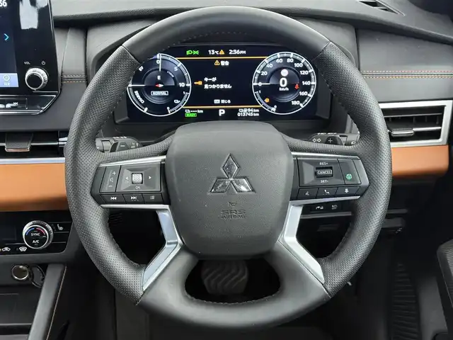 三菱 アウトランダー ＰＨＥＶ P 愛知県 2022(令4)年 1.4万km ホワイトダイヤモンド 純正ナビ/Bluetooth接続/フルセグTV/USB/AM/FM/マルチアラウンド/BOSEプレミアムサウンド/ETC2.0/ドライブレコーダー/ブラインドスポットモニター/ステアリングヒーター/電動パワーシート/シートヒーター/オートホールド/電動パーキングブレーキ/メモリーシート/電動格納式ドアミラー/ルーフレール/パドルシフト/ステアリングスイッチ/3列シート/レザーシート/電動リアゲート/AC150W/純正20インチアルミホイール/フロアマット/オートライト/LEDヘッドライト/スマートキー/プッシュスタート