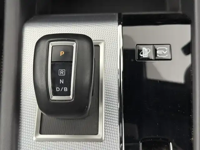 三菱 アウトランダー ＰＨＥＶ P 愛知県 2022(令4)年 1.4万km ホワイトダイヤモンド 純正ナビ/Bluetooth接続/フルセグTV/USB/AM/FM/マルチアラウンド/BOSEプレミアムサウンド/ETC2.0/ドライブレコーダー/ブラインドスポットモニター/ステアリングヒーター/電動パワーシート/シートヒーター/オートホールド/電動パーキングブレーキ/メモリーシート/電動格納式ドアミラー/ルーフレール/パドルシフト/ステアリングスイッチ/3列シート/レザーシート/電動リアゲート/AC150W/純正20インチアルミホイール/フロアマット/オートライト/LEDヘッドライト/スマートキー/プッシュスタート