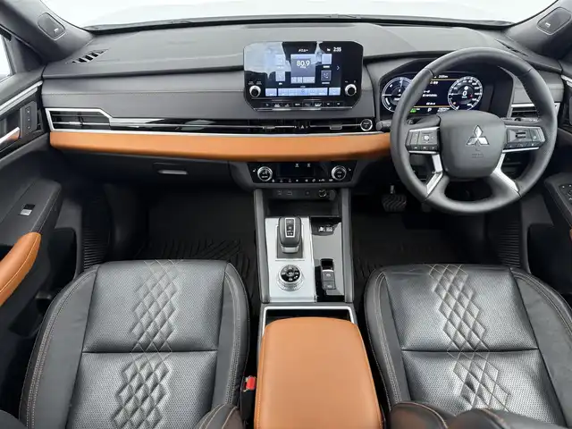 三菱 アウトランダー ＰＨＥＶ P 愛知県 2022(令4)年 1.4万km ホワイトダイヤモンド 純正ナビ/Bluetooth接続/フルセグTV/USB/AM/FM/マルチアラウンド/BOSEプレミアムサウンド/ETC2.0/ドライブレコーダー/ブラインドスポットモニター/ステアリングヒーター/電動パワーシート/シートヒーター/オートホールド/電動パーキングブレーキ/メモリーシート/電動格納式ドアミラー/ルーフレール/パドルシフト/ステアリングスイッチ/3列シート/レザーシート/電動リアゲート/AC150W/純正20インチアルミホイール/フロアマット/オートライト/LEDヘッドライト/スマートキー/プッシュスタート