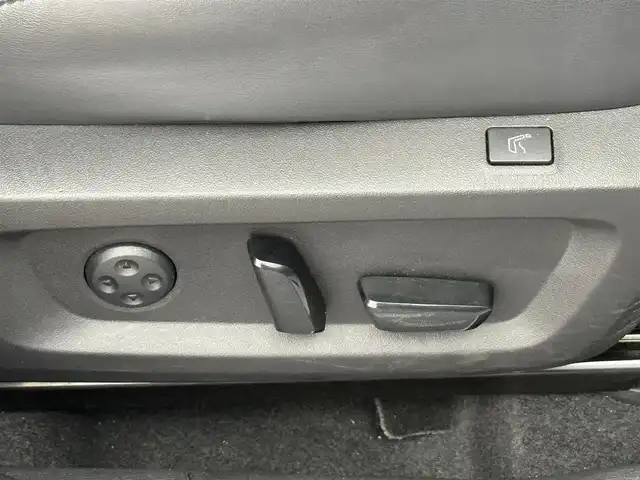 三菱 アウトランダー ＰＨＥＶ P 愛知県 2022(令4)年 1.4万km ホワイトダイヤモンド 純正ナビ/Bluetooth接続/フルセグTV/USB/AM/FM/マルチアラウンド/BOSEプレミアムサウンド/ETC2.0/ドライブレコーダー/ブラインドスポットモニター/ステアリングヒーター/電動パワーシート/シートヒーター/オートホールド/電動パーキングブレーキ/メモリーシート/電動格納式ドアミラー/ルーフレール/パドルシフト/ステアリングスイッチ/3列シート/レザーシート/電動リアゲート/AC150W/純正20インチアルミホイール/フロアマット/オートライト/LEDヘッドライト/スマートキー/プッシュスタート