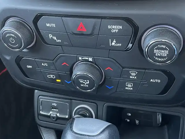 クライスラー・ジープ ジープ レネゲード リミテッド 東京都 2021(令3)年 4万km 赤 純正ナビ/バックカメラ/Bluetooth/ブラインドスポットモニター/ルーフレール/ビルトインETC2.0/ドライブレコーダー/LEDヘッドライト/プッシュスタート/インテリキー/アダプティブクルーズコントロール/ブラックレザーシート