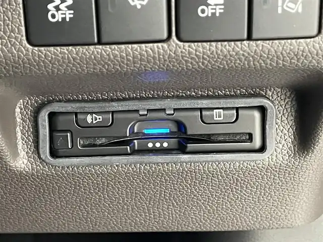 ホンダ フリード＋ G 滋賀県 2023(令5)年 0.6万km プラチナホワイトパール 純正ナビ/バックカメラ/CD/DVD/Bluetooth/フルセグTV/ETC/ホンダセンシング/シートヒーター/両側パワースライドドア/LEDヘッドライト/プッシュスタート/スマートキー/衝突軽減ブレーキ