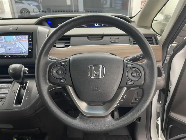 ホンダ フリード＋ G 滋賀県 2023(令5)年 0.6万km プラチナホワイトパール 純正ナビ/バックカメラ/CD/DVD/Bluetooth/フルセグTV/ETC/ホンダセンシング/シートヒーター/両側パワースライドドア/LEDヘッドライト/プッシュスタート/スマートキー/衝突軽減ブレーキ