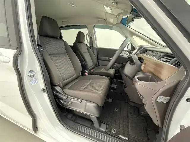 ホンダ フリード＋ G 滋賀県 2023(令5)年 0.6万km プラチナホワイトパール 純正ナビ/バックカメラ/CD/DVD/Bluetooth/フルセグTV/ETC/ホンダセンシング/シートヒーター/両側パワースライドドア/LEDヘッドライト/プッシュスタート/スマートキー/衝突軽減ブレーキ