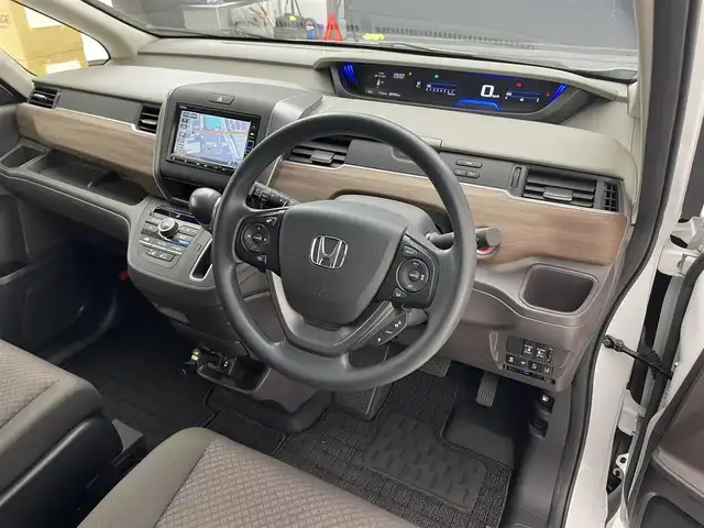 ホンダ フリード＋ G 滋賀県 2023(令5)年 0.6万km プラチナホワイトパール 純正ナビ/バックカメラ/CD/DVD/Bluetooth/フルセグTV/ETC/ホンダセンシング/シートヒーター/両側パワースライドドア/LEDヘッドライト/プッシュスタート/スマートキー/衝突軽減ブレーキ