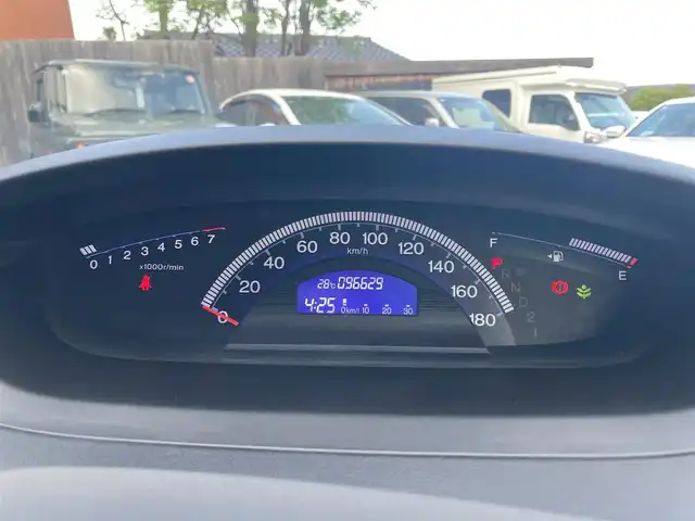ホンダ フリード スパイク G プレミアムエディション 大分県 2016(平28)年 9.7万km ホワイトオーキッドパール ワンオーナー /両側パワースライドドア /社外15インチアルミホイール/オートライト/社外ドラレコ/純正ビルトインETC/ナビ/フルセグTV/Bluetooth/5月3日から5月7日までお休みの為、書類発送及び車両搬出は5月8日以降になります。