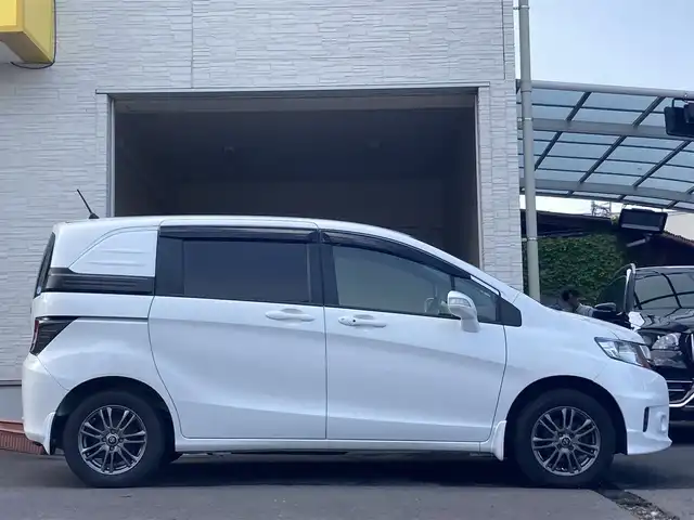 ホンダ フリード スパイク G プレミアムエディション 大分県 2016(平28)年 9.7万km ホワイトオーキッドパール ワンオーナー /両側パワースライドドア /社外15インチアルミホイール/オートライト/社外ドラレコ/純正ビルトインETC/ナビ/フルセグTV/Bluetooth/5月3日から5月7日までお休みの為、書類発送及び車両搬出は5月8日以降になります。