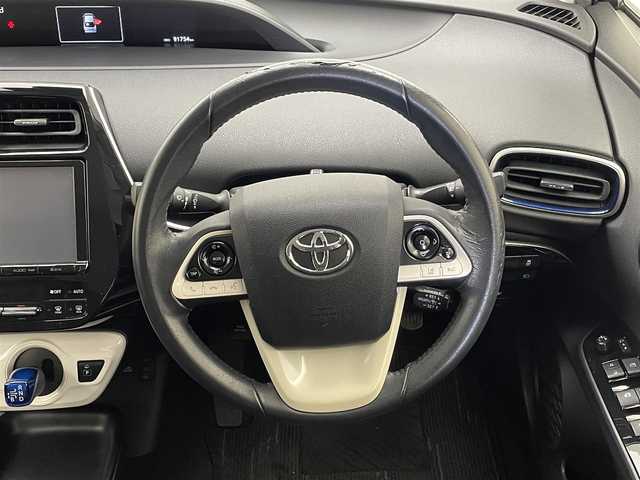 トヨタ プリウス S ツーリングセレクション 兵庫県 2017(平29)年 9.2万km エモーショナルレッド 純正9インチナビ(フルセグTV/CD/DVD/Bluetooth)/バックカメラ/レザーシート/シートヒーター/レーダークルーズコントロール/レーンキープアシスト/プリクラッシュセーフティー/LEDヘッドライト/LEDフォグランプ/オートライト/オートマチックハイビーム/ビルトインETC/ドアバイザー/純正アルミホイール/純正フロアマット
