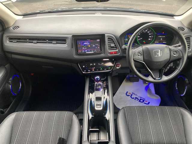 ホンダ ヴェゼル ハイブリッド Z 神奈川県 2014(平26)年 13万km ルーセブラックM (株)IDOMが運営する【じしゃロン焼津店】の自社ローン対象車両になります。こちらは現金ご利用時の価格です。自社ローンご希望の方は別途その旨お申付け下さい。/Carrozzeriaナビ(AVIC-ZH007)/FM/AM/CD/DVD/フルセグ/SD/Bluetooth/衝突軽減（シティブレーキアクティブシステム）/横滑り防止/クルーズコントロール/バックカメラ/ETC/パドルシフト/ステアリングリモコン/コンビシート/前席シートヒーター/LEDヘッドライト/オートライト/フォグランプ/ドアバイザー/社外シフトノブ/プッシュスタート/スマートキー/スペアキー１本/取説