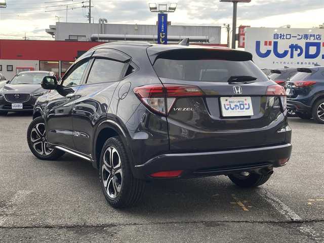 ホンダ ヴェゼル ハイブリッド Z 神奈川県 2014(平26)年 13万km ルーセブラックM (株)IDOMが運営する【じしゃロン焼津店】の自社ローン対象車両になります。こちらは現金ご利用時の価格です。自社ローンご希望の方は別途その旨お申付け下さい。/Carrozzeriaナビ(AVIC-ZH007)/FM/AM/CD/DVD/フルセグ/SD/Bluetooth/衝突軽減（シティブレーキアクティブシステム）/横滑り防止/クルーズコントロール/バックカメラ/ETC/パドルシフト/ステアリングリモコン/コンビシート/前席シートヒーター/LEDヘッドライト/オートライト/フォグランプ/ドアバイザー/社外シフトノブ/プッシュスタート/スマートキー/スペアキー１本/取説