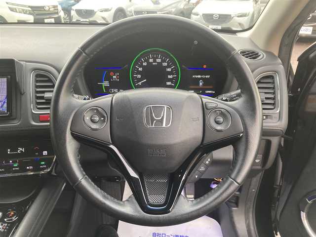 ホンダ ヴェゼル ハイブリッド Z 神奈川県 2014(平26)年 13万km ルーセブラックM (株)IDOMが運営する【じしゃロン焼津店】の自社ローン対象車両になります。こちらは現金ご利用時の価格です。自社ローンご希望の方は別途その旨お申付け下さい。/Carrozzeriaナビ(AVIC-ZH007)/FM/AM/CD/DVD/フルセグ/SD/Bluetooth/衝突軽減（シティブレーキアクティブシステム）/横滑り防止/クルーズコントロール/バックカメラ/ETC/パドルシフト/ステアリングリモコン/コンビシート/前席シートヒーター/LEDヘッドライト/オートライト/フォグランプ/ドアバイザー/社外シフトノブ/プッシュスタート/スマートキー/スペアキー１本/取説