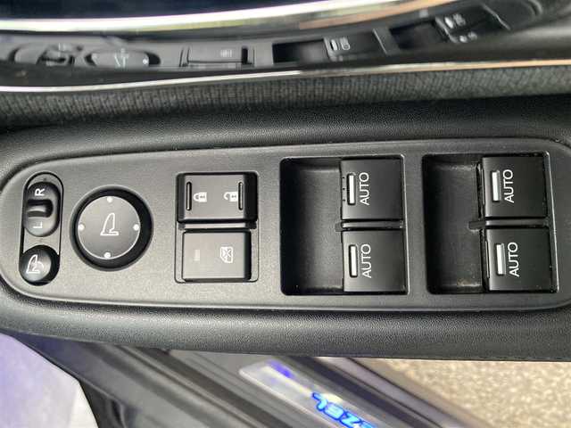 ホンダ ヴェゼル ハイブリッド Z 神奈川県 2014(平26)年 13万km ルーセブラックM (株)IDOMが運営する【じしゃロン焼津店】の自社ローン対象車両になります。こちらは現金ご利用時の価格です。自社ローンご希望の方は別途その旨お申付け下さい。/Carrozzeriaナビ(AVIC-ZH007)/FM/AM/CD/DVD/フルセグ/SD/Bluetooth/衝突軽減（シティブレーキアクティブシステム）/横滑り防止/クルーズコントロール/バックカメラ/ETC/パドルシフト/ステアリングリモコン/コンビシート/前席シートヒーター/LEDヘッドライト/オートライト/フォグランプ/ドアバイザー/社外シフトノブ/プッシュスタート/スマートキー/スペアキー１本/取説