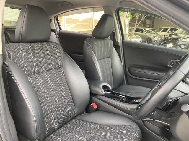 ホンダ ヴェゼル ハイブリッド Z 神奈川県 2014(平26)年 13万km ルーセブラックM (株)IDOMが運営する【じしゃロン焼津店】の自社ローン対象車両になります。こちらは現金ご利用時の価格です。自社ローンご希望の方は別途その旨お申付け下さい。/Carrozzeriaナビ(AVIC-ZH007)/FM/AM/CD/DVD/フルセグ/SD/Bluetooth/衝突軽減（シティブレーキアクティブシステム）/横滑り防止/クルーズコントロール/バックカメラ/ETC/パドルシフト/ステアリングリモコン/コンビシート/前席シートヒーター/LEDヘッドライト/オートライト/フォグランプ/ドアバイザー/社外シフトノブ/プッシュスタート/スマートキー/スペアキー１本/取説