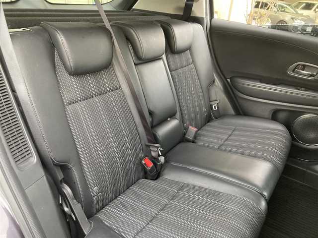 ホンダ ヴェゼル ハイブリッド Z 神奈川県 2014(平26)年 13万km ルーセブラックM (株)IDOMが運営する【じしゃロン焼津店】の自社ローン対象車両になります。こちらは現金ご利用時の価格です。自社ローンご希望の方は別途その旨お申付け下さい。/Carrozzeriaナビ(AVIC-ZH007)/FM/AM/CD/DVD/フルセグ/SD/Bluetooth/衝突軽減（シティブレーキアクティブシステム）/横滑り防止/クルーズコントロール/バックカメラ/ETC/パドルシフト/ステアリングリモコン/コンビシート/前席シートヒーター/LEDヘッドライト/オートライト/フォグランプ/ドアバイザー/社外シフトノブ/プッシュスタート/スマートキー/スペアキー１本/取説