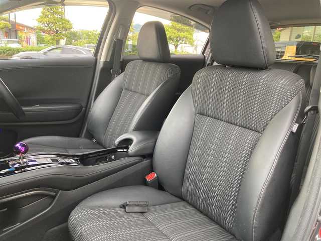 ホンダ ヴェゼル ハイブリッド Z 神奈川県 2014(平26)年 13万km ルーセブラックM (株)IDOMが運営する【じしゃロン焼津店】の自社ローン対象車両になります。こちらは現金ご利用時の価格です。自社ローンご希望の方は別途その旨お申付け下さい。/Carrozzeriaナビ(AVIC-ZH007)/FM/AM/CD/DVD/フルセグ/SD/Bluetooth/衝突軽減（シティブレーキアクティブシステム）/横滑り防止/クルーズコントロール/バックカメラ/ETC/パドルシフト/ステアリングリモコン/コンビシート/前席シートヒーター/LEDヘッドライト/オートライト/フォグランプ/ドアバイザー/社外シフトノブ/プッシュスタート/スマートキー/スペアキー１本/取説