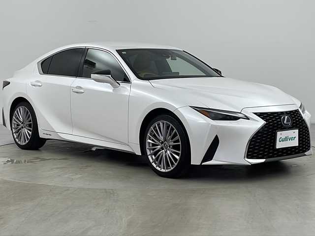 レクサス ＩＳ 300h バージョンL 道央・札幌 2021(令3)年 4.8万km ホワイトパールクリスタルシャイン ・4WD/・純正ナビ(TV＆BT＆DVD＆CD＆AUX＆USB)/・純正スマート型リモコンスターター/・スペアキー×2/・カードキー/・純正ビルトインETC2.0/・全方向モニター/・プリクラッシュセーフティ/・レーントレーシングアシスト/・ふらつき防止/・ブラインドスポットモニター/・パーキングサポートアラート/・インテリジェントパーキングソナー/・リヤクロストラフィックアラート/・横滑り防止/・ロードサインアシスト/・先行車発進告知/・アダプティブクルーズコントロール/・パドルシフト/・寒冷地仕様/・フロントワイパーデアイサー/・ドアミラーヒーター/・リア電動シェード/・レザーシート/・パワーシート/・シートヒーター/・シートベンチレーション/・ステアリングヒーター/・運転席メモリ機能付/・オートライト/・オートマチックハイビーム/・LEDヘッドライト/・EV/・EVMODE/・電動パーキングブレーキ/・ブレーキホールド/・社外前後ドライブレコーダー