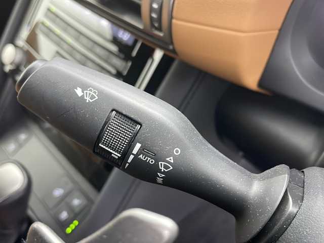 レクサス ＩＳ 300h バージョンL 道央・札幌 2021(令3)年 4.8万km ホワイトパールクリスタルシャイン ・4WD/・純正ナビ(TV＆BT＆DVD＆CD＆AUX＆USB)/・純正スマート型リモコンスターター/・スペアキー×2/・カードキー/・純正ビルトインETC2.0/・全方向モニター/・プリクラッシュセーフティ/・レーントレーシングアシスト/・ふらつき防止/・ブラインドスポットモニター/・パーキングサポートアラート/・インテリジェントパーキングソナー/・リヤクロストラフィックアラート/・横滑り防止/・ロードサインアシスト/・先行車発進告知/・アダプティブクルーズコントロール/・パドルシフト/・寒冷地仕様/・フロントワイパーデアイサー/・ドアミラーヒーター/・リア電動シェード/・レザーシート/・パワーシート/・シートヒーター/・シートベンチレーション/・ステアリングヒーター/・運転席メモリ機能付/・オートライト/・オートマチックハイビーム/・LEDヘッドライト/・EV/・EVMODE/・電動パーキングブレーキ/・ブレーキホールド/・社外前後ドライブレコーダー