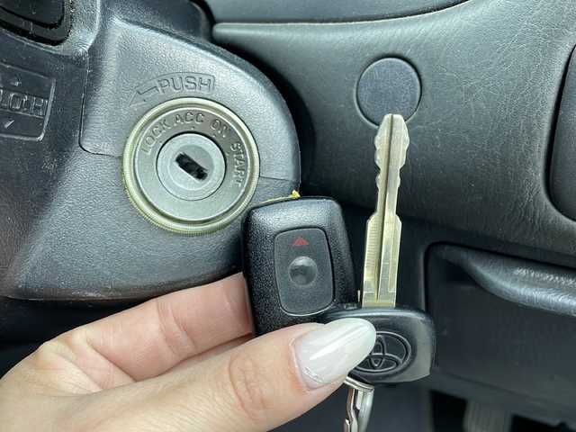 トヨタ カローラ GT 大阪府 1998(平10)年 17.3万km シルバーM CDユニット(MITSUBISHI/CDH77)/純正リアスポイラー/AAC/シガーライター/ハロゲンヘッドライト