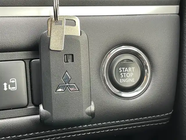 三菱 デリカＤ：５ P 千葉県 2019(令1)年 2.8万km ダイヤモンドブラックマイカ 純正10.1インチSDナビ【QY9000MB】/・CD/DVD/MSV/Bluetooth/フルセグ/全周囲カメラ/両後パワースライドドア/パワーバックドア/運転席パワーシート/前席シートヒーター/スマートキー/衝突軽減ブレーキ/レーンキープアシスト/ブラインドスポットモニター/オートマチックハイビーム/アダプティブクルーズコントロール/パドルシフト/純正18インチアルミホイール/純正LEDヘッドライト/フォグランプ/本革巻きステアリング/アイドリングストップ/ドアバイザー/サイド＆カーテンエアバッグ