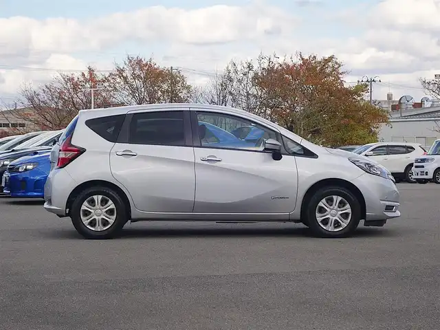 日産 ノート e－パワー B FOUR 山形県 2019(令1)年 8.5万km ブリリアントシルバー ４WD/衝突被害軽減システム/メモリナビ/　【CD BT AUX AM/FM】/バックカメラ/オートライト/アイドリングストップ/コーナーセンサー/電動格納ウィンカーミラー/フロアマット/スマートキー/ETC