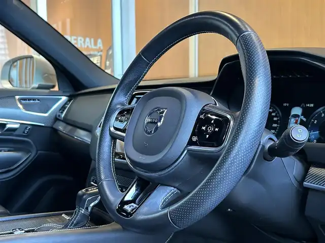 ボルボ ＸＣ９０ T6 AWD Rデザイン 宮城県 2016(平28)年 4.4万km オニキスブラックP ワンオーナー/ポールスターパフォーマンスパッケージ/アダプティブクルーズコントロール/レーンキープアシスト/BLIS/クロストラフィックアラート/純正ナビゲーションシステム/フルセグTV/サラウンドビューカメラ/ブラックレザーシート/シートヒーター/メモリ機能付きパワーシート/LEDヘッドライト/純正22インチAW/スマートキー/パワーバックドア/液晶メーターパネル/ETC車載器/ドライブレコーダー