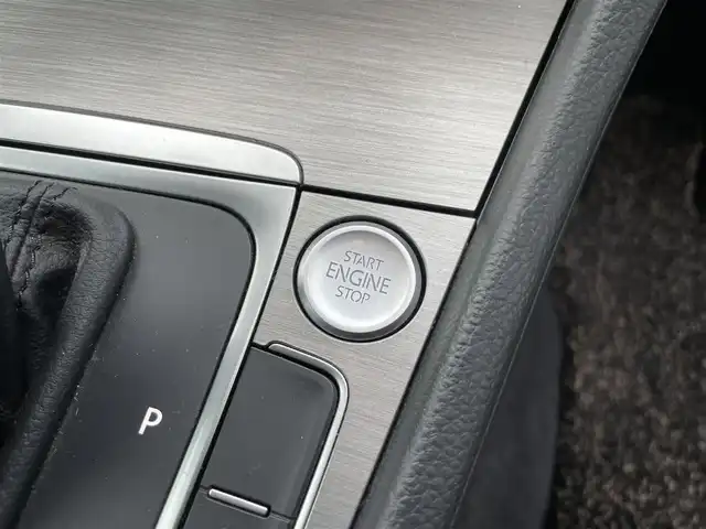 フォルクスワーゲン ゴルフ TSIコンフォートライン 埼玉県 2017(平29)年 6.2万km 赤 ・純正ナビ（Bluetooth/CD/DVD/USB）/・レーダークルーズコントロール/・衝突軽減ブレーキ/・ドライブレコーダー/・パドルシフト/・バックカメラ/・ETC/・アイドリングストップ/・コーナーセンサー