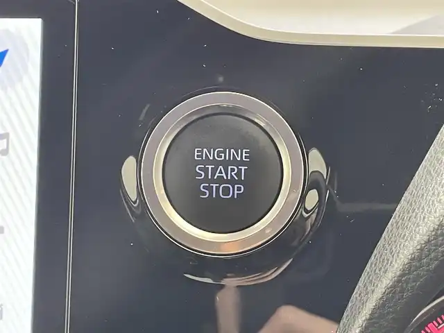 トヨタ ノア S－Z 滋賀県 2023(令5)年 1.5万km ホワイトパールクリスタルシャイン 10.5型ディスプレイオーディオ（コネクティッドナビ対応）Plus/（CD/DVD/BT/フルセグTV/AppleCarplay/AndroidAuto/Miracast/HDMI）/トヨタセーフティセンス/・プリクラッシュセーフティ（前方衝突回避支援）/・レーントレーシングアシスト（LTA）/・レーンディパーチャーアラート（LDA）/・レーダークルーズコントロール（全車速追従式）/・アダプティブハイビームシステム（AHS）/・ロードサインアシスト（RSA）/パノラミックビューモニター/ビルトインETC/デジタルインナーミラー/快適利便パッケージHigh/・ハンズフリー デュアルパワースライドドア/・パワーバックドア/・「ナノイー X」（空調／空気清浄関連機能） /・ステアリングヒーター（ハンドルヒーター） /・2列目シートヒーター/オットマン/アームレスト/トヨタチームメイト アドバンストパーク/ハーフレザーシート/前席シートヒーター/LEDヘッドライト/純正フロアマット/純正17インチAW