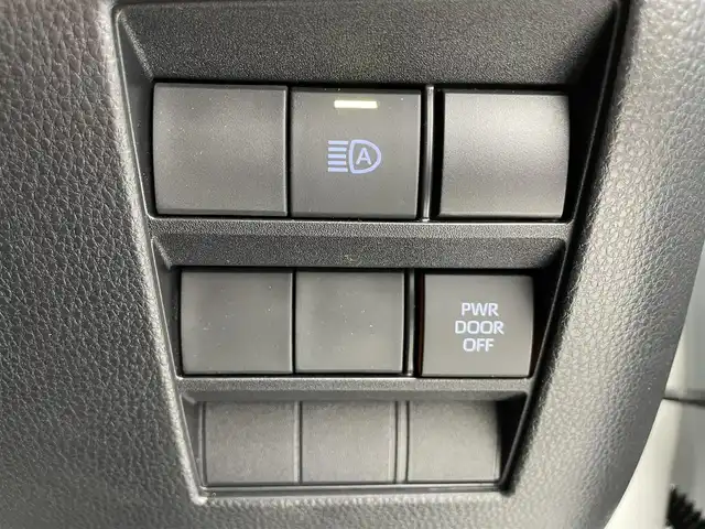 トヨタ ノア S－Z 滋賀県 2023(令5)年 1.5万km ホワイトパールクリスタルシャイン 10.5型ディスプレイオーディオ（コネクティッドナビ対応）Plus/（CD/DVD/BT/フルセグTV/AppleCarplay/AndroidAuto/Miracast/HDMI）/トヨタセーフティセンス/・プリクラッシュセーフティ（前方衝突回避支援）/・レーントレーシングアシスト（LTA）/・レーンディパーチャーアラート（LDA）/・レーダークルーズコントロール（全車速追従式）/・アダプティブハイビームシステム（AHS）/・ロードサインアシスト（RSA）/パノラミックビューモニター/ビルトインETC/デジタルインナーミラー/快適利便パッケージHigh/・ハンズフリー デュアルパワースライドドア/・パワーバックドア/・「ナノイー X」（空調／空気清浄関連機能） /・ステアリングヒーター（ハンドルヒーター） /・2列目シートヒーター/オットマン/アームレスト/トヨタチームメイト アドバンストパーク/ハーフレザーシート/前席シートヒーター/LEDヘッドライト/純正フロアマット/純正17インチAW