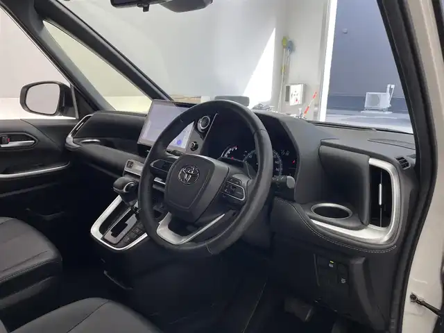 トヨタ ノア S－Z 滋賀県 2023(令5)年 1.5万km ホワイトパールクリスタルシャイン 10.5型ディスプレイオーディオ（コネクティッドナビ対応）Plus/（CD/DVD/BT/フルセグTV/AppleCarplay/AndroidAuto/Miracast/HDMI）/トヨタセーフティセンス/・プリクラッシュセーフティ（前方衝突回避支援）/・レーントレーシングアシスト（LTA）/・レーンディパーチャーアラート（LDA）/・レーダークルーズコントロール（全車速追従式）/・アダプティブハイビームシステム（AHS）/・ロードサインアシスト（RSA）/パノラミックビューモニター/ビルトインETC/デジタルインナーミラー/快適利便パッケージHigh/・ハンズフリー デュアルパワースライドドア/・パワーバックドア/・「ナノイー X」（空調／空気清浄関連機能） /・ステアリングヒーター（ハンドルヒーター） /・2列目シートヒーター/オットマン/アームレスト/トヨタチームメイト アドバンストパーク/ハーフレザーシート/前席シートヒーター/LEDヘッドライト/純正フロアマット/純正17インチAW