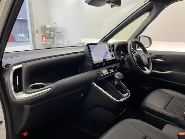 トヨタ ノア S－Z 滋賀県 2023(令5)年 1.5万km ホワイトパールクリスタルシャイン 10.5型ディスプレイオーディオ（コネクティッドナビ対応）Plus/（CD/DVD/BT/フルセグTV/AppleCarplay/AndroidAuto/Miracast/HDMI）/トヨタセーフティセンス/・プリクラッシュセーフティ（前方衝突回避支援）/・レーントレーシングアシスト（LTA）/・レーンディパーチャーアラート（LDA）/・レーダークルーズコントロール（全車速追従式）/・アダプティブハイビームシステム（AHS）/・ロードサインアシスト（RSA）/パノラミックビューモニター/ビルトインETC/デジタルインナーミラー/快適利便パッケージHigh/・ハンズフリー デュアルパワースライドドア/・パワーバックドア/・「ナノイー X」（空調／空気清浄関連機能） /・ステアリングヒーター（ハンドルヒーター） /・2列目シートヒーター/オットマン/アームレスト/トヨタチームメイト アドバンストパーク/ハーフレザーシート/前席シートヒーター/LEDヘッドライト/純正フロアマット/純正17インチAW