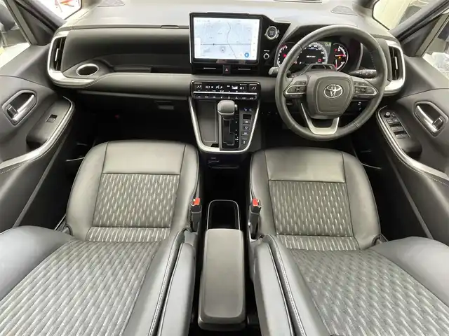 トヨタ ノア S－Z 滋賀県 2023(令5)年 1.5万km ホワイトパールクリスタルシャイン 10.5型ディスプレイオーディオ（コネクティッドナビ対応）Plus/（CD/DVD/BT/フルセグTV/AppleCarplay/AndroidAuto/Miracast/HDMI）/トヨタセーフティセンス/・プリクラッシュセーフティ（前方衝突回避支援）/・レーントレーシングアシスト（LTA）/・レーンディパーチャーアラート（LDA）/・レーダークルーズコントロール（全車速追従式）/・アダプティブハイビームシステム（AHS）/・ロードサインアシスト（RSA）/パノラミックビューモニター/ビルトインETC/デジタルインナーミラー/快適利便パッケージHigh/・ハンズフリー デュアルパワースライドドア/・パワーバックドア/・「ナノイー X」（空調／空気清浄関連機能） /・ステアリングヒーター（ハンドルヒーター） /・2列目シートヒーター/オットマン/アームレスト/トヨタチームメイト アドバンストパーク/ハーフレザーシート/前席シートヒーター/LEDヘッドライト/純正フロアマット/純正17インチAW