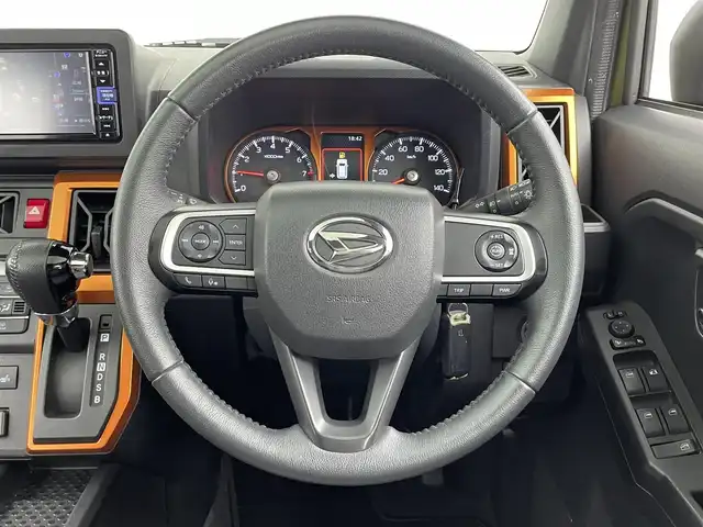 ダイハツ タフト G ターボ 大分県 2020(令2)年 5.6万km フォレストカーキメタリック 衝突被害軽減ブレーキ/純正ナビTV/（NMZK-W72D/CD/DVD/Bluetooth/フルセグTV)/純正バックカメラ/純正ドライブレコーダー/純正セキュリティアラーム/純正15インチアルミ/純正LEDオートライト/純正LEDフォグ/純正フロアマット/シートカバー/パノラマガラスルーフ/アダプティブクルーズコントロール/レーンキープアシスト/オートマチックハイビーム/クリアランスソナー/前席シートヒーター/本革巻ハンドル/オートエアコン/スマートキー/プッシュエンジンスタート/スペアキー、新車時保証書、取扱い説明書