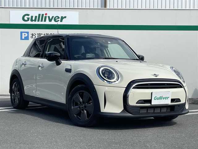 ＭＩＮＩ ＢＭＷ ミニ クーパー クラシックトリム 静岡県 2022(令4)年 0.4万km ペッパー・ホワイト インテリジェントセーフティ/衝突軽減ブレーキ/ディスプレイオーディオ　タッチパネルディスプレイ/【Carplay/Bluetooth】/バックモニター/ハーフレザーシート /シートヒーター /コンフォートアクセス/クルーズコントロール/デジタルメーター/MINIドライビングMODE/ワイヤレス充電/レインセンサー /ヘッドアップディスプレイ/アンビエントライト /ミラー一体型DSRCETC/リヤガラスフィルム施工