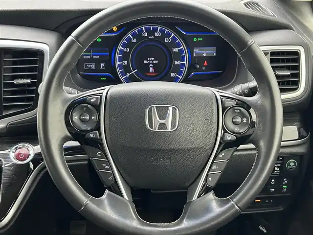 ホンダ オデッセイ ハイブリッド アブソルートセンシングEXパック 熊本県 2016(平28)年 8.3万km ホワイトオーキッドパール 純正ナビ（ＣＤ・ＤＶＤ・フルセグ・ＢＴ・ＳＤ）/バックカメラ　/純正フリップダウンモニター　/ビルトインＥＴＣ　/両側パワースライドドア　/レーダークルーズコントロール　/衝突軽減ブレーキ　/レーンキープアシスト/ブラインドスポットモニター/横滑り防止/オットマン/運転席パワーシート/ハーフレザーシート/オートライト/オートマチックハイビーム/LEDヘッドライト/フォグライト/スマートキー/プッシュスタート/スペアキー1本