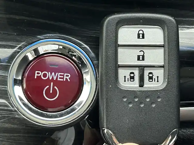ホンダ オデッセイ ハイブリッド アブソルートセンシングEXパック 熊本県 2016(平28)年 8.3万km ホワイトオーキッドパール 純正ナビ（ＣＤ・ＤＶＤ・フルセグ・ＢＴ・ＳＤ）/バックカメラ　/純正フリップダウンモニター　/ビルトインＥＴＣ　/両側パワースライドドア　/レーダークルーズコントロール　/衝突軽減ブレーキ　/レーンキープアシスト/ブラインドスポットモニター/横滑り防止/オットマン/運転席パワーシート/ハーフレザーシート/オートライト/オートマチックハイビーム/LEDヘッドライト/フォグライト/スマートキー/プッシュスタート/スペアキー1本