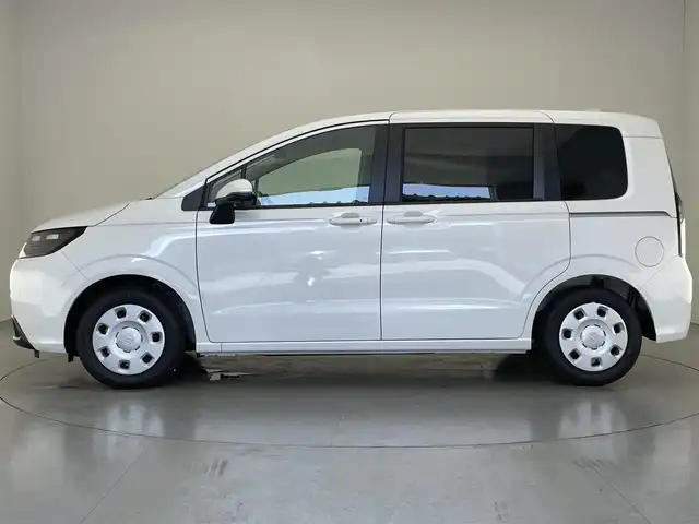 ホンダ フリード AIR 愛知県 2025(令7)年 0.1万km未満 プラチナホワイトパール 登録済未使用車　純正９型ナビ　フルセグＴＶ　Ｂｌｕｅｔｏｏｔｈ　カープレイ対応　バックカメラ　両側パワースライドア　ＬＥＤオートライト　ホンダセンシング　衝突軽減　追従クルコン　ハンドル支援　禁煙車/6人　9インチナビ　LXM-242ZFNI(207680円)
