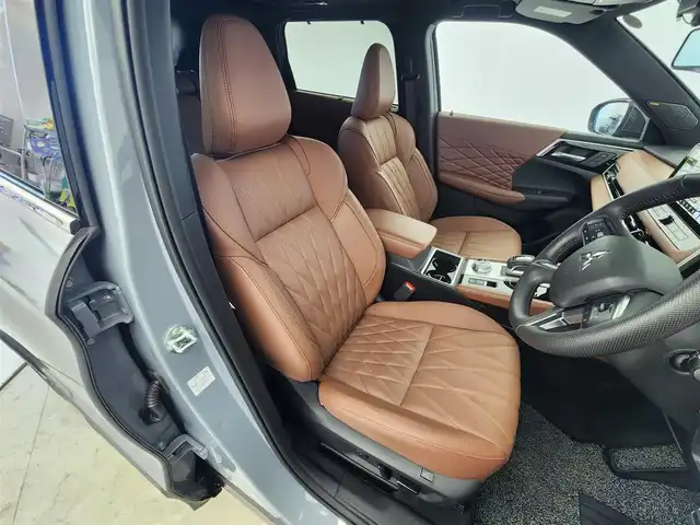 三菱 アウトランダー ＰＨＥＶ P エグゼクティブパッケージ 愛知県 2024(令6)年 1.6万km グレーⅡ パノラマルーフ/YAMAHAアルティメットサウンド/純正ディスプレイオーディオ/　（ＢＴ／フルセグ/AppleCarPlay/AndroidAuto）/パノラミックビューモニター/前後ドラレコ/ＥＴＣ２．０/パワーシート／シートヒーター/パワーバックドア/純正２０インチＡＷ