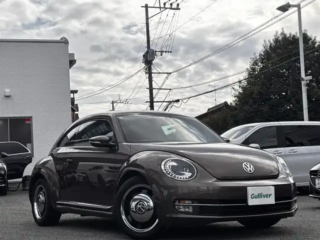 フォルクスワーゲン ザ・ビートル デザイン 熊本県 2014(平26)年 8.6万km グラシオーサブラウンメタリック 社外SDナビ（CN-R300D）/【フルセグTV/CD/DVD/SDオーディオ】/バックカメラ/純正16インチアルミホイール/HIDヘッドライト/ETC/ドライブレコーダー/フロアマット/取扱説明書/リモコンキー