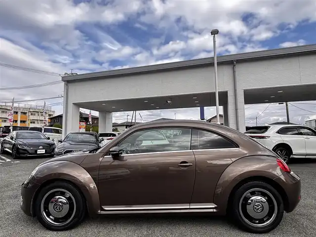 フォルクスワーゲン ザ・ビートル デザイン 熊本県 2014(平26)年 8.6万km グラシオーサブラウンメタリック 社外SDナビ（CN-R300D）/【フルセグTV/CD/DVD/SDオーディオ】/バックカメラ/純正16インチアルミホイール/HIDヘッドライト/ETC/ドライブレコーダー/フロアマット/取扱説明書/リモコンキー