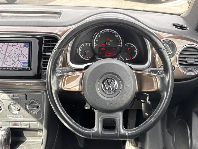 フォルクスワーゲン ザ・ビートル デザイン 熊本県 2014(平26)年 8.6万km グラシオーサブラウンメタリック 社外SDナビ（CN-R300D）/【フルセグTV/CD/DVD/SDオーディオ】/バックカメラ/純正16インチアルミホイール/HIDヘッドライト/ETC/ドライブレコーダー/フロアマット/取扱説明書/リモコンキー