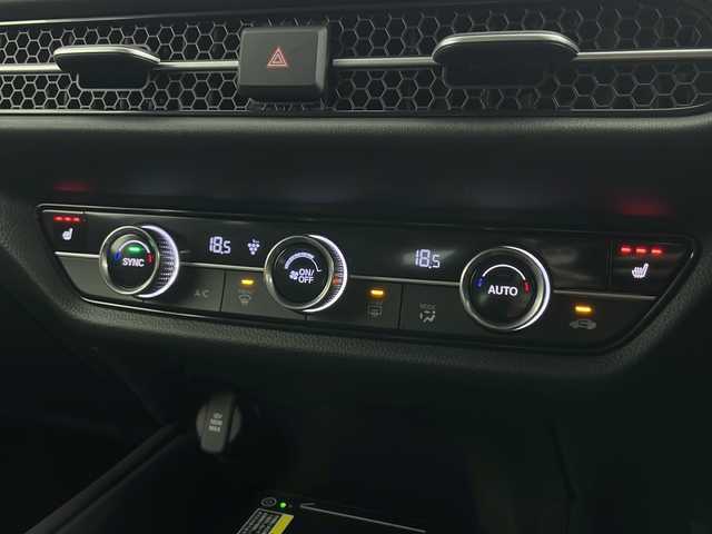 ホンダ ＺＲ－Ｖ ハイブリッド e:HEV Z 愛知県 2024(令6)年 0.3万km プラチナホワイトパール 純正9インチナビ/マルチビューカメラシステム/フルセグTV・Bluetooth/BOSEサウンド/ワイヤレス充電器/ETC2.0/本革シート/運転席助手席パワーシート/運転席助手席シートヒーター/ハンズフリーアクセステールゲート/純正18インチアルミホイール/ホンダセンシング/衝突軽減ブレーキ/先行車発進お知らせ/歩行者事故低減ステアリング/路外逸脱抑制/標識認識/渋滞追従機能付アダプティブクルーズコントロール/車線維持支援システム/トラフィックジャムアシスト(渋滞運転支援)/ブラインドスポットインフォメーション/後退出庫サポート/ヒルディセントコントロール/アダプティブドライビングビーム/LEDヘッドライト/オートライト/革巻きステアリング/パドルシフト/スマートキー/プッシュスタート/スペアキー/保証書・取扱説明書