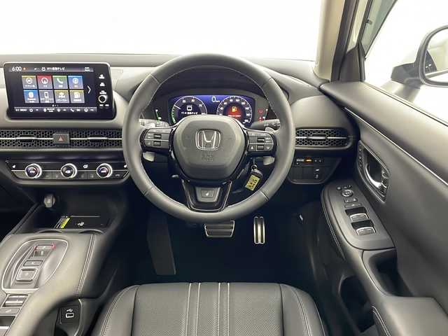 ホンダ ＺＲ－Ｖ ハイブリッド e:HEV Z 愛知県 2024(令6)年 0.3万km プラチナホワイトパール 純正9インチナビ/マルチビューカメラシステム/フルセグTV・Bluetooth/BOSEサウンド/ワイヤレス充電器/ETC2.0/本革シート/運転席助手席パワーシート/運転席助手席シートヒーター/ハンズフリーアクセステールゲート/純正18インチアルミホイール/ホンダセンシング/衝突軽減ブレーキ/先行車発進お知らせ/歩行者事故低減ステアリング/路外逸脱抑制/標識認識/渋滞追従機能付アダプティブクルーズコントロール/車線維持支援システム/トラフィックジャムアシスト(渋滞運転支援)/ブラインドスポットインフォメーション/後退出庫サポート/ヒルディセントコントロール/アダプティブドライビングビーム/LEDヘッドライト/オートライト/革巻きステアリング/パドルシフト/スマートキー/プッシュスタート/スペアキー/保証書・取扱説明書