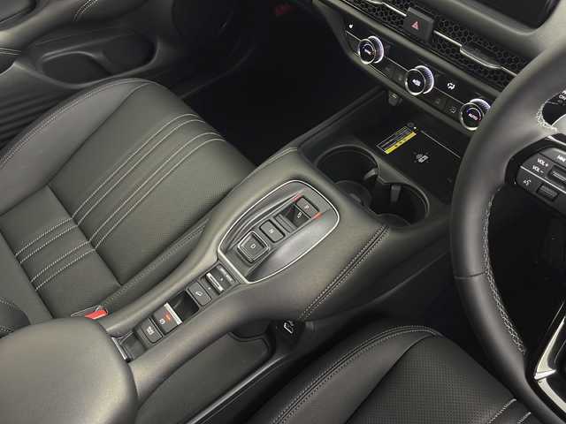 ホンダ ＺＲ－Ｖ ハイブリッド e:HEV Z 愛知県 2024(令6)年 0.3万km プラチナホワイトパール 純正9インチナビ/マルチビューカメラシステム/フルセグTV・Bluetooth/BOSEサウンド/ワイヤレス充電器/ETC2.0/本革シート/運転席助手席パワーシート/運転席助手席シートヒーター/ハンズフリーアクセステールゲート/純正18インチアルミホイール/ホンダセンシング/衝突軽減ブレーキ/先行車発進お知らせ/歩行者事故低減ステアリング/路外逸脱抑制/標識認識/渋滞追従機能付アダプティブクルーズコントロール/車線維持支援システム/トラフィックジャムアシスト(渋滞運転支援)/ブラインドスポットインフォメーション/後退出庫サポート/ヒルディセントコントロール/アダプティブドライビングビーム/LEDヘッドライト/オートライト/革巻きステアリング/パドルシフト/スマートキー/プッシュスタート/スペアキー/保証書・取扱説明書