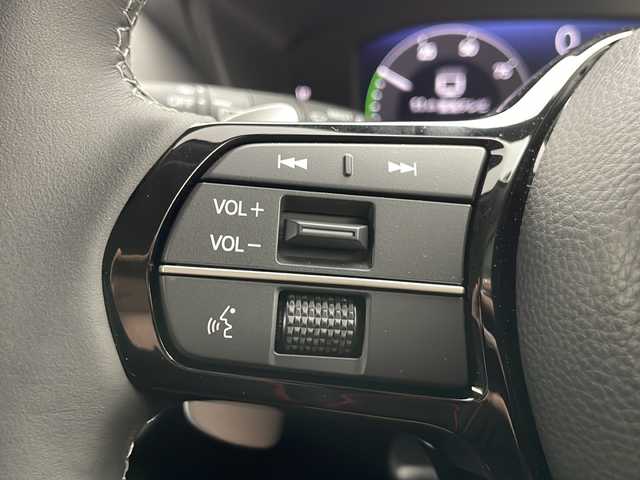 ホンダ ＺＲ－Ｖ ハイブリッド e:HEV Z 愛知県 2024(令6)年 0.3万km プラチナホワイトパール 純正9インチナビ/マルチビューカメラシステム/フルセグTV・Bluetooth/BOSEサウンド/ワイヤレス充電器/ETC2.0/本革シート/運転席助手席パワーシート/運転席助手席シートヒーター/ハンズフリーアクセステールゲート/純正18インチアルミホイール/ホンダセンシング/衝突軽減ブレーキ/先行車発進お知らせ/歩行者事故低減ステアリング/路外逸脱抑制/標識認識/渋滞追従機能付アダプティブクルーズコントロール/車線維持支援システム/トラフィックジャムアシスト(渋滞運転支援)/ブラインドスポットインフォメーション/後退出庫サポート/ヒルディセントコントロール/アダプティブドライビングビーム/LEDヘッドライト/オートライト/革巻きステアリング/パドルシフト/スマートキー/プッシュスタート/スペアキー/保証書・取扱説明書