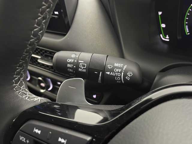 ホンダ ＺＲ－Ｖ ハイブリッド e:HEV Z 愛知県 2024(令6)年 0.3万km プラチナホワイトパール 純正9インチナビ/マルチビューカメラシステム/フルセグTV・Bluetooth/BOSEサウンド/ワイヤレス充電器/ETC2.0/本革シート/運転席助手席パワーシート/運転席助手席シートヒーター/ハンズフリーアクセステールゲート/純正18インチアルミホイール/ホンダセンシング/衝突軽減ブレーキ/先行車発進お知らせ/歩行者事故低減ステアリング/路外逸脱抑制/標識認識/渋滞追従機能付アダプティブクルーズコントロール/車線維持支援システム/トラフィックジャムアシスト(渋滞運転支援)/ブラインドスポットインフォメーション/後退出庫サポート/ヒルディセントコントロール/アダプティブドライビングビーム/LEDヘッドライト/オートライト/革巻きステアリング/パドルシフト/スマートキー/プッシュスタート/スペアキー/保証書・取扱説明書