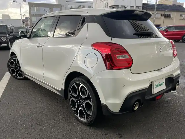 スズキ スイフト スポーツ 島根県 2023(令5)年 3.3万km ピュアホワイトP 純正ディスプレイオーディオ　/(AM/FM/DVD再生/Ｂｌｕｅｔｏｏｔｈ接続)/スズキ セーフティ サポート　/・デュアルセンサーブレーキサポートII/・ペダル踏み間違い時加速抑制機能/・車線逸脱抑制機能/・アダプティブクルーズコントロール/ブラインドスポットモニター/後方コーナーセンサー/運転席シートヒーター/パドルシフト/スマートキー/純正ＬＥＤヘッドライト　/純正１７インチアルミホイール/純正フロアマット