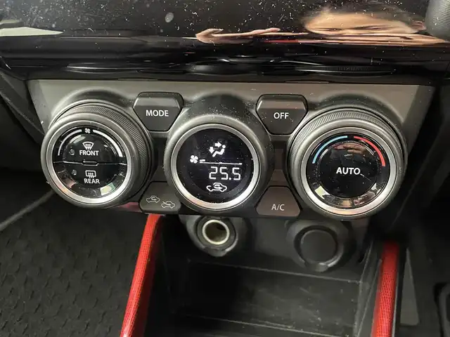 スズキ スイフト スポーツ 島根県 2023(令5)年 3.3万km ピュアホワイトP 純正ディスプレイオーディオ　/(AM/FM/DVD再生/Ｂｌｕｅｔｏｏｔｈ接続)/スズキ セーフティ サポート　/・デュアルセンサーブレーキサポートII/・ペダル踏み間違い時加速抑制機能/・車線逸脱抑制機能/・アダプティブクルーズコントロール/ブラインドスポットモニター/後方コーナーセンサー/運転席シートヒーター/パドルシフト/スマートキー/純正ＬＥＤヘッドライト　/純正１７インチアルミホイール/純正フロアマット